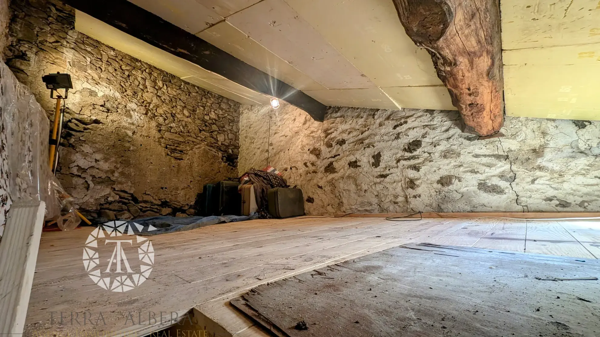 Maison en pierre à réhabiliter à Laroque des Albères 