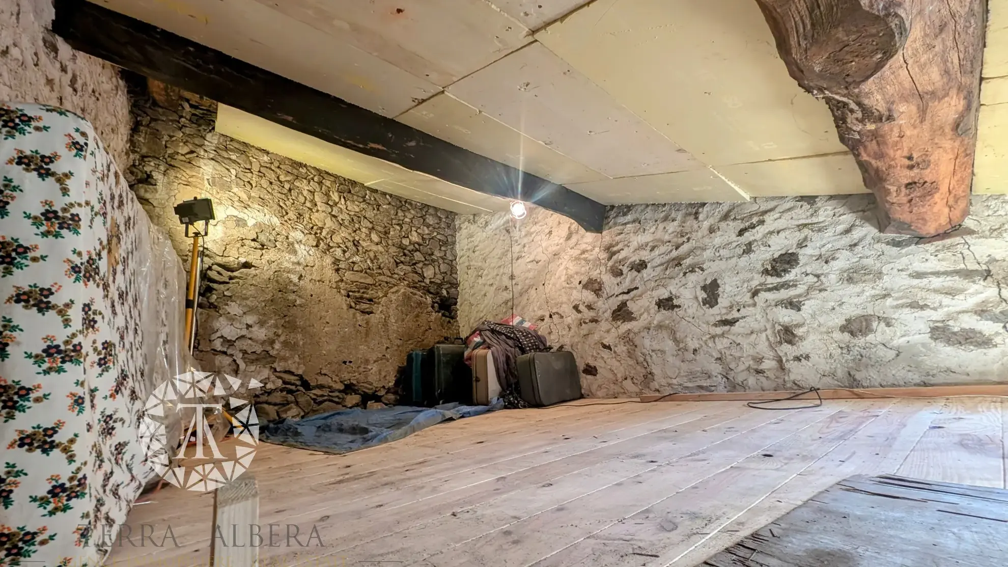 Maison en pierre à réhabiliter à Laroque des Albères 