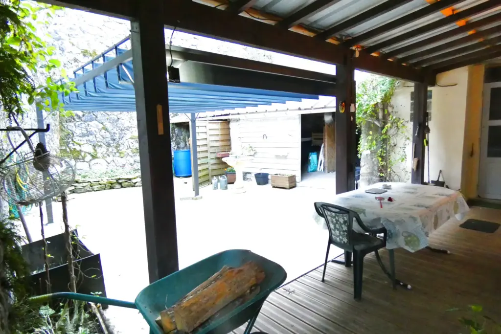 Maison en pierre à vendre à Aurillac - 3 chambres, 2 salles d'eau