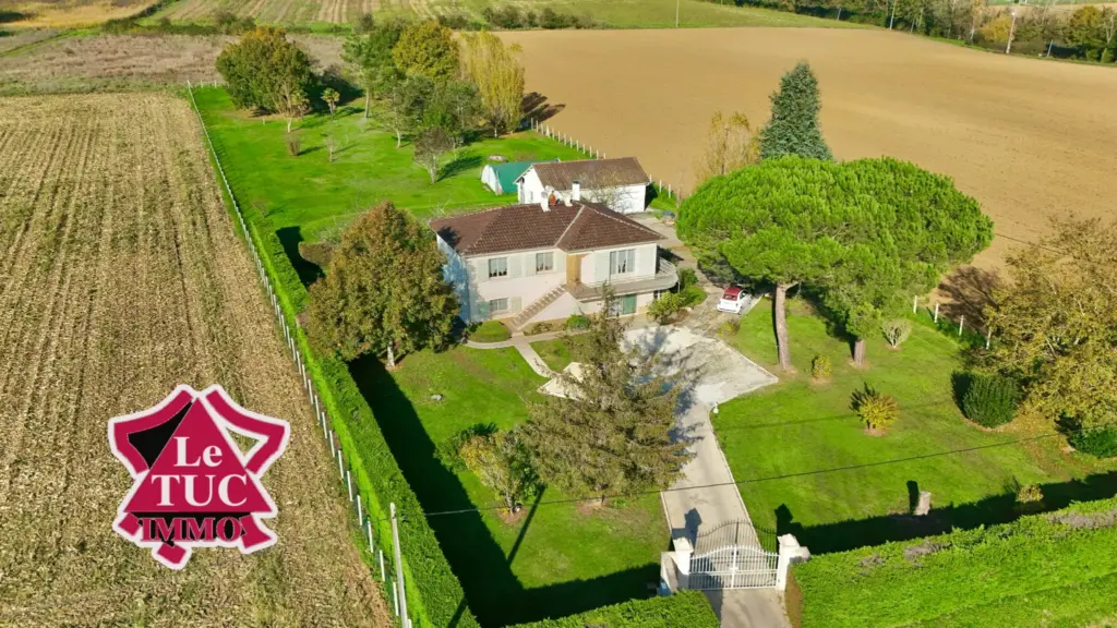 Maison 4 chambres avec double garage et grand terrain à Dausse