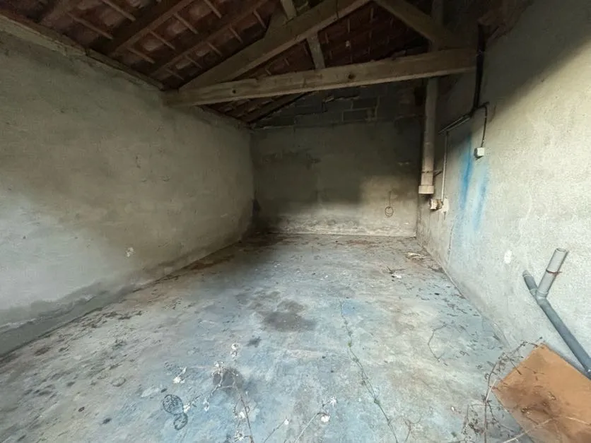 Maison à rénover avec un grand potentiel à Mas d'Auvignon 