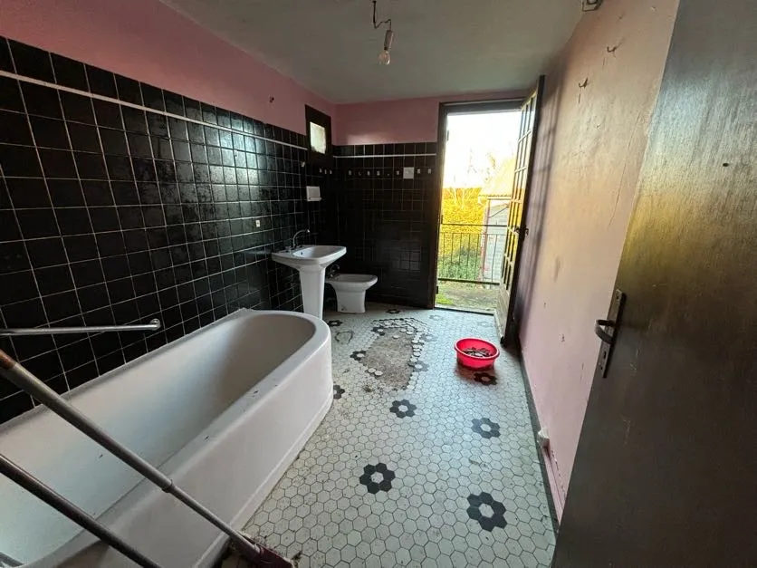 Maison à rénover avec un grand potentiel à Mas d'Auvignon 