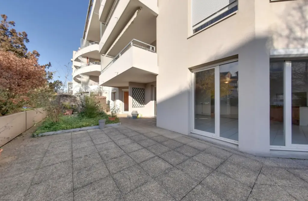 À vendre : Appartement T5 lumineux à Échirolles avec terrasse et garage