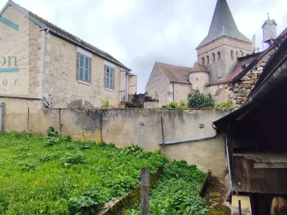 Ensemble immobilier à vendre à Coussegrey avec deux maisons et dépendances 