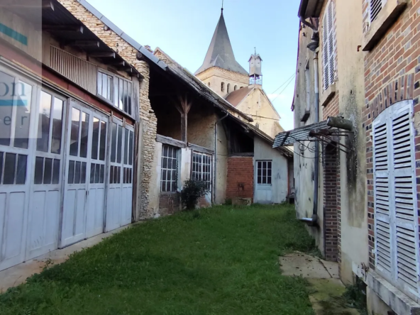 Ensemble immobilier à vendre à Coussegrey avec deux maisons et dépendances 