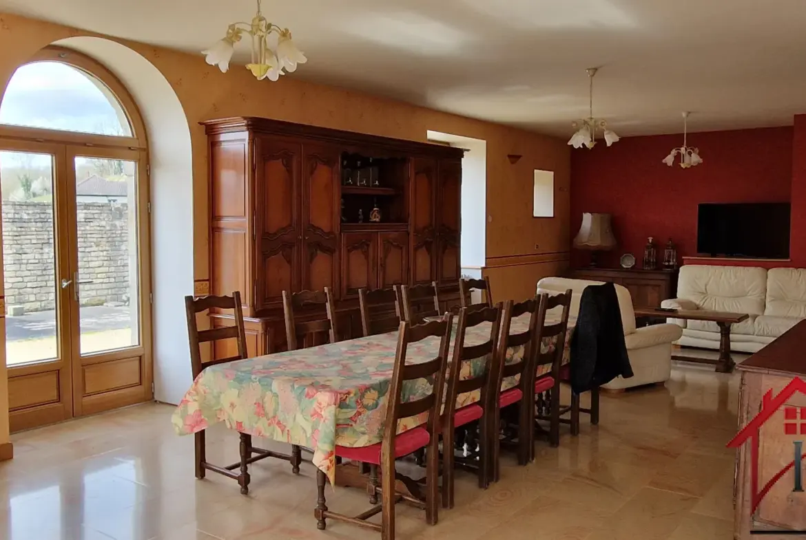 Maison en Pierre de 258 m2 avec Atelier et Grand Terrain à Villars St Marcellin 