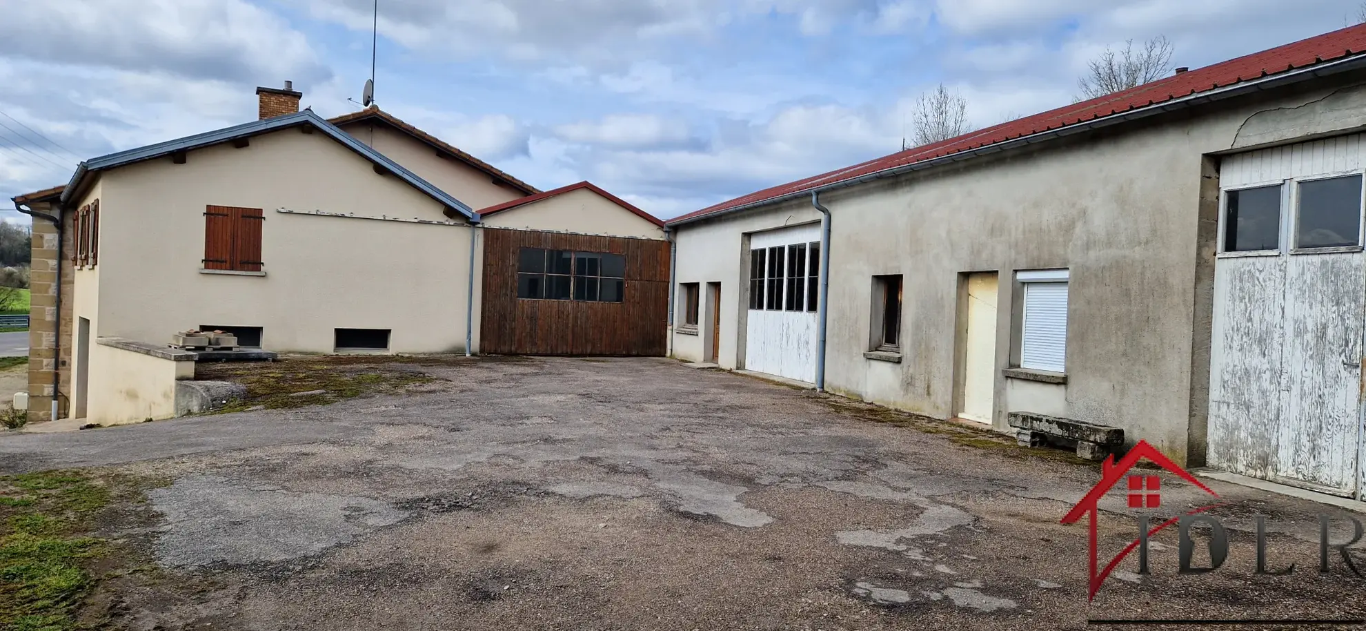 Maison en Pierre de 258 m2 avec Atelier et Grand Terrain à Villars St Marcellin 