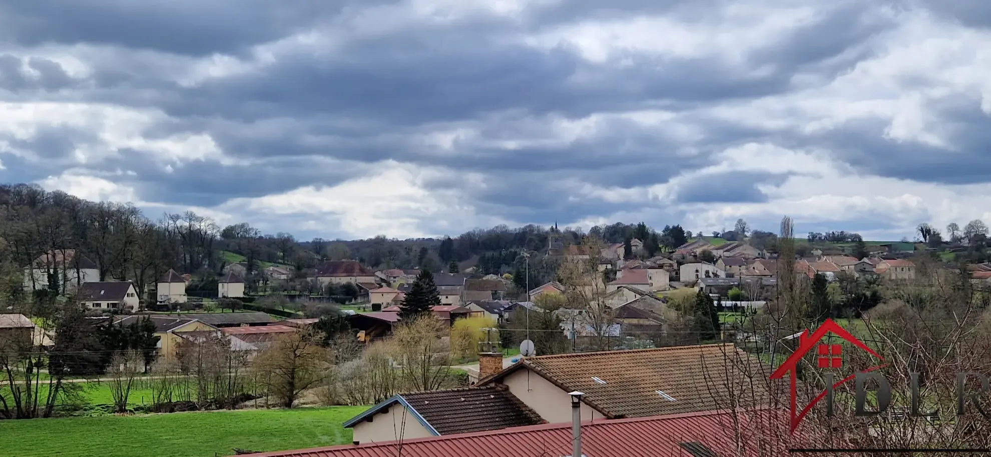 Maison en Pierre de 258 m2 avec Atelier et Grand Terrain à Villars St Marcellin 