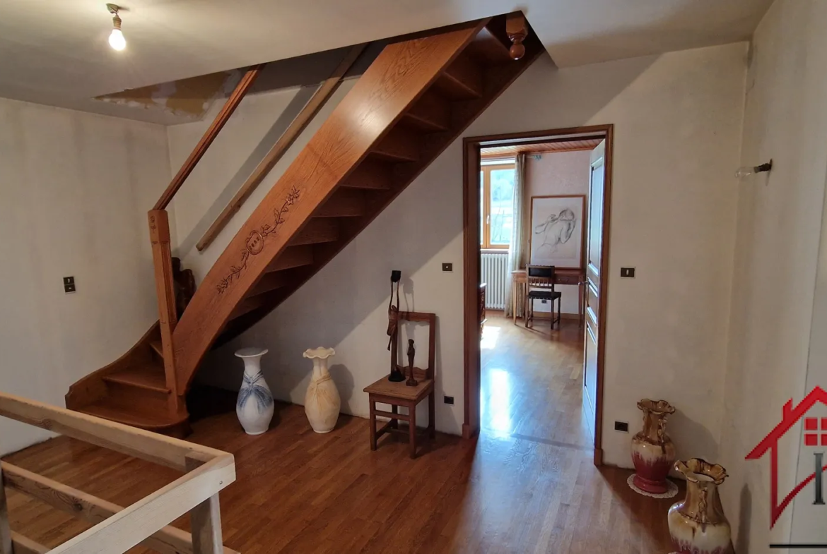 Maison en Pierre de 258 m2 avec Atelier et Grand Terrain à Villars St Marcellin 