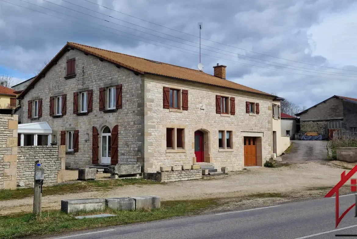 Maison en Pierre de 258 m2 avec Atelier et Grand Terrain à Villars St Marcellin 