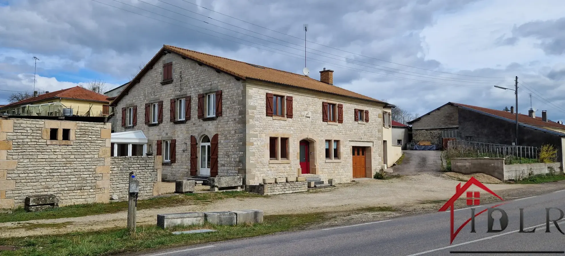 Maison en Pierre de 258 m2 avec Atelier et Grand Terrain à Villars St Marcellin 