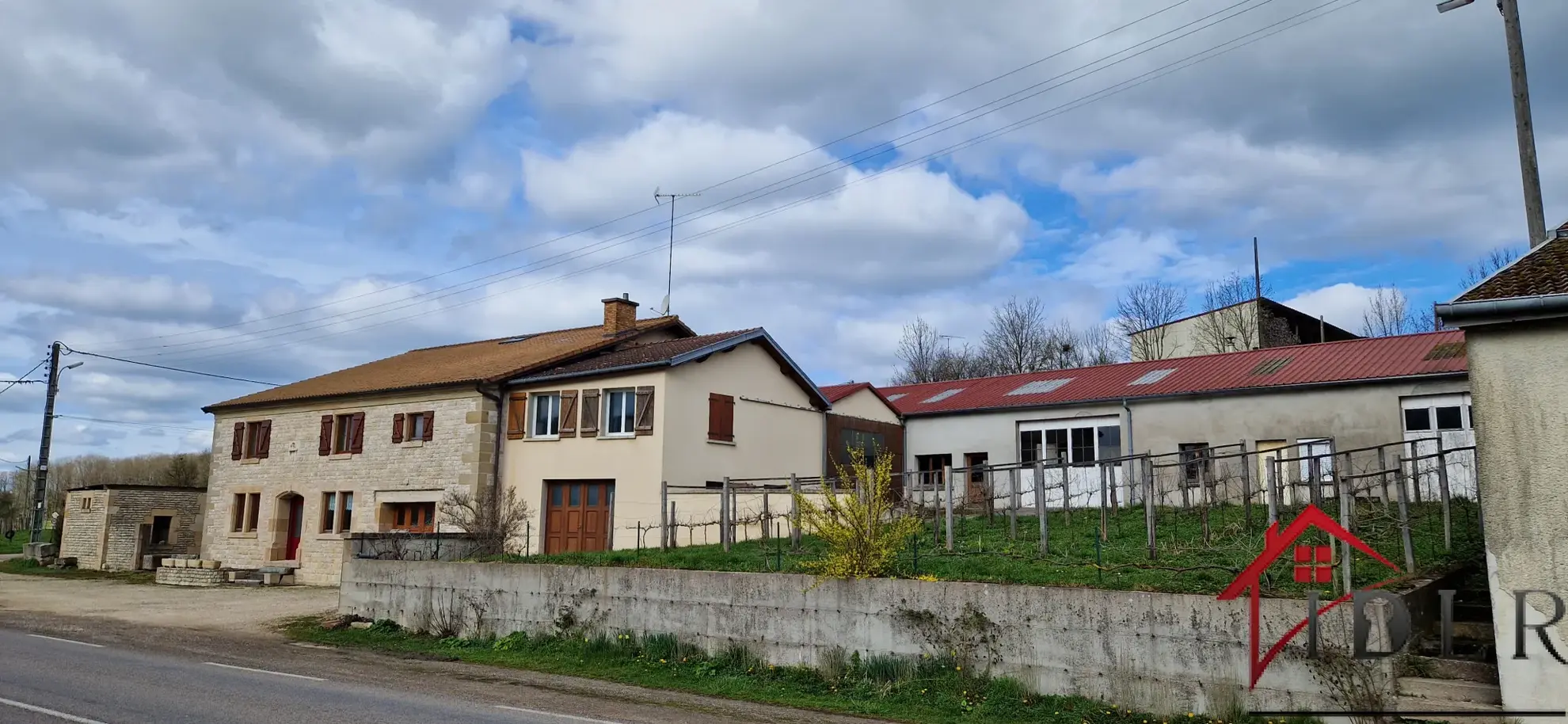Maison en Pierre de 258 m2 avec Atelier et Grand Terrain à Villars St Marcellin 