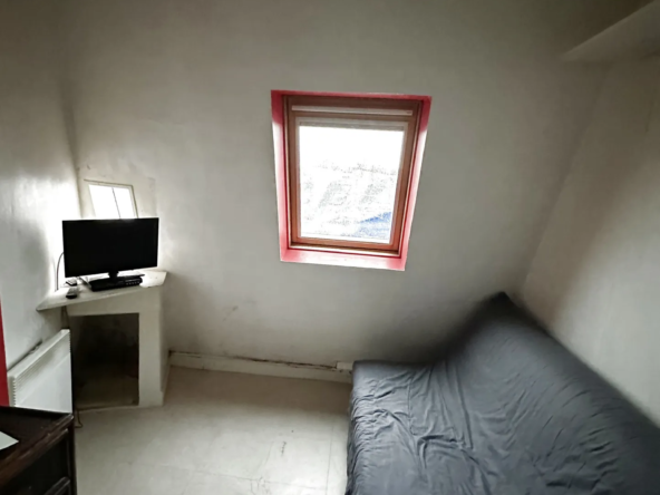 À vendre : Chambre de service avec douche et lavabo à Paris 9ème 
