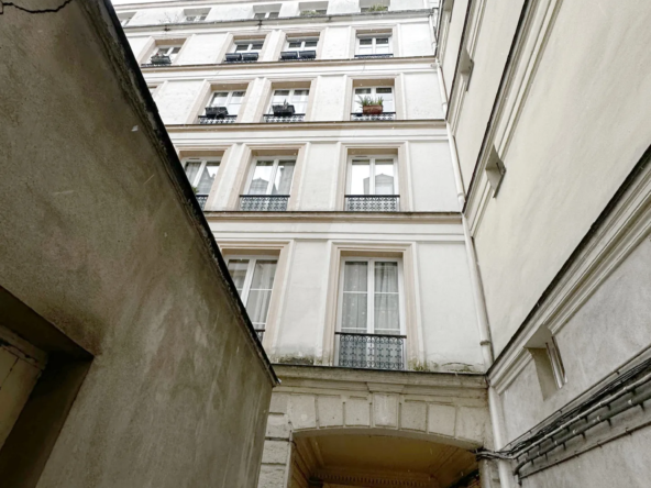 À vendre : Chambre de service avec douche et lavabo à Paris 9ème 