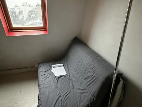 À vendre : Chambre de service avec douche et lavabo à Paris 9ème 