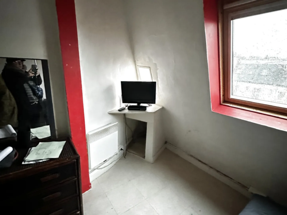 À vendre : Chambre de service avec douche et lavabo à Paris 9ème 