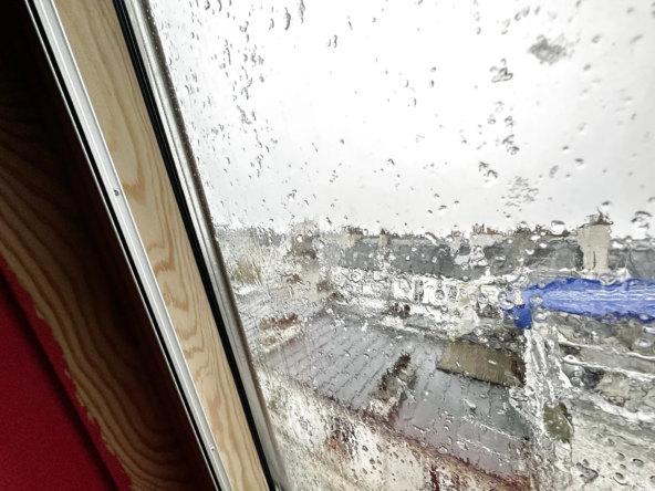 À vendre : Chambre de service avec douche et lavabo à Paris 9ème 