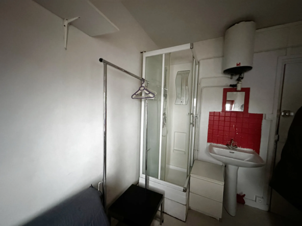 À vendre : Chambre de service avec douche et lavabo à Paris 9ème 