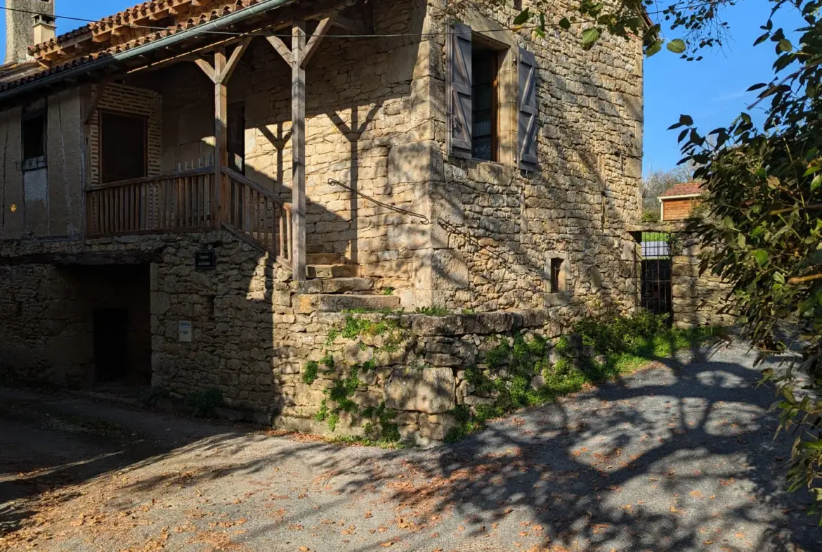 Maison en pierre à Saint Jean Lespinasse, 83 m² avec jardin 