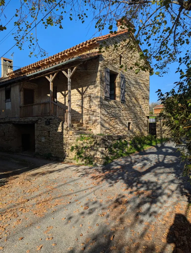 Maison en pierre à Saint Jean Lespinasse, 83 m² avec jardin