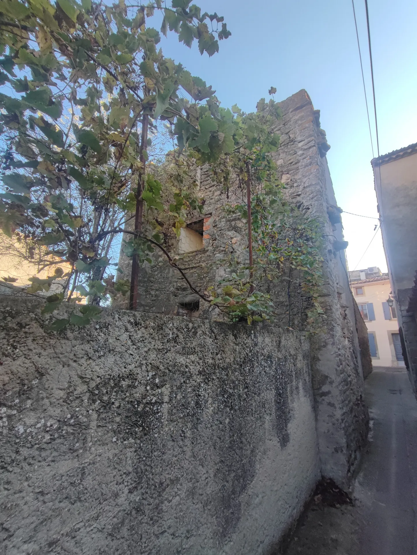 Maison de village à vendre avec potentiel de rénovation 