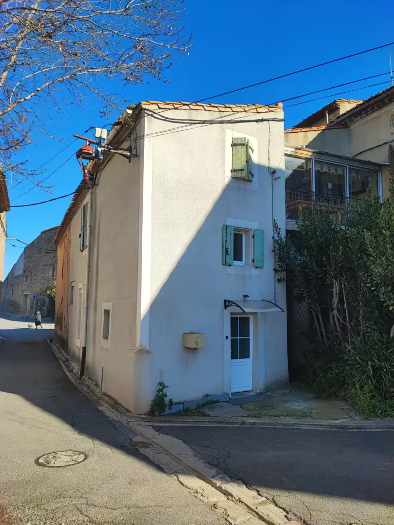 Atypique Maison de Village à vendre à Oupia