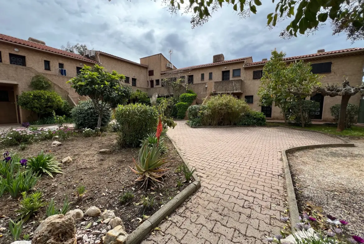 Vente d'un Appartement 2 pièces avec Terrasse et Parking à La Londe-les-Maures 