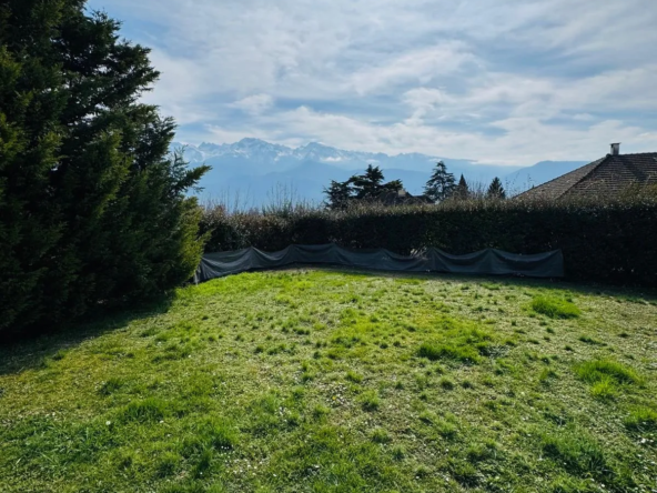 Terrain constructible de 537 m² à St-Ismier avec vue sur Belledonne 