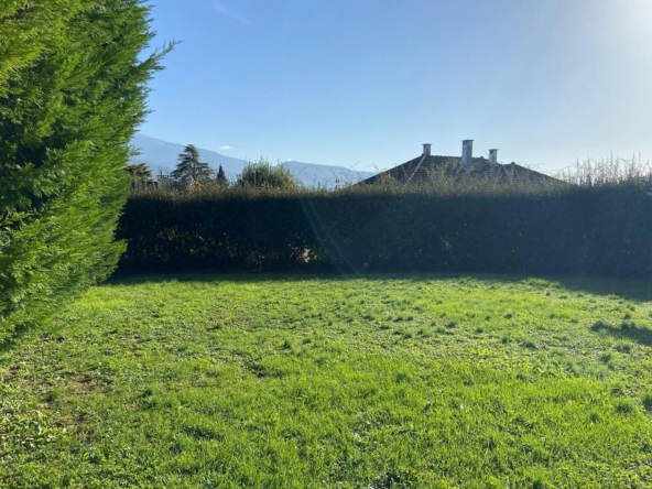 Terrain constructible de 537 m² à St-Ismier avec vue sur Belledonne 