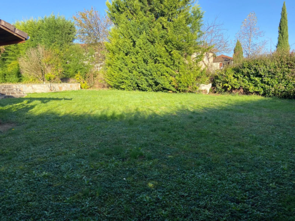 Terrain constructible de 537 m² à St-Ismier avec vue sur Belledonne 