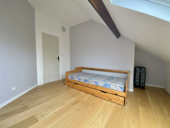 Maison de ville rénovée avec 4 chambres à Vierzon 