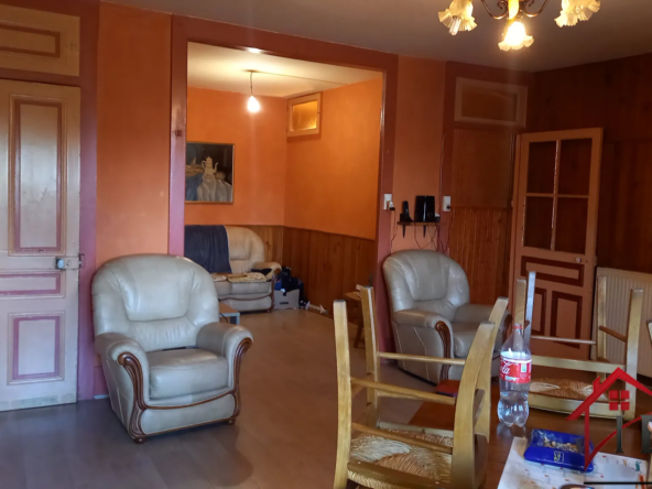 Maison mitoyenne à Pannessières avec terrain à rénover 