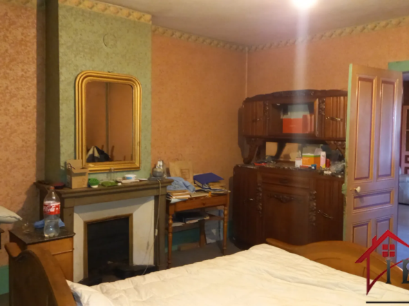 Maison mitoyenne à Pannessières avec terrain à rénover 