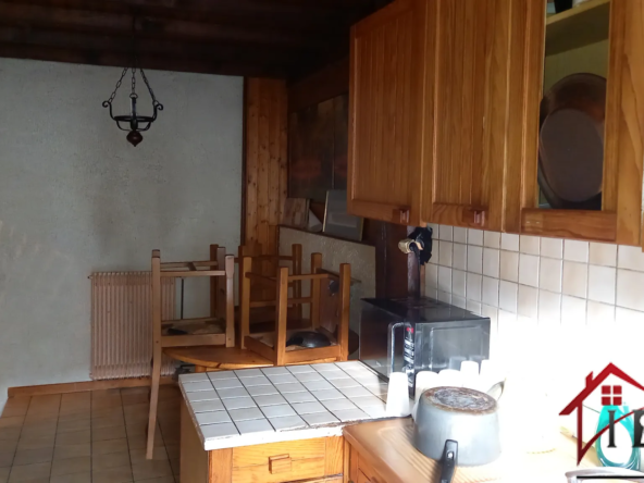 Maison mitoyenne à Pannessières avec terrain à rénover 
