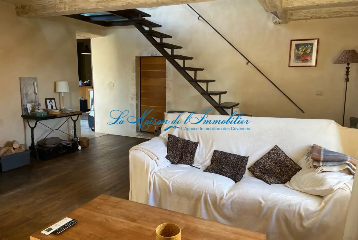 Maison de village en pierres rénovée à Vézénobres 