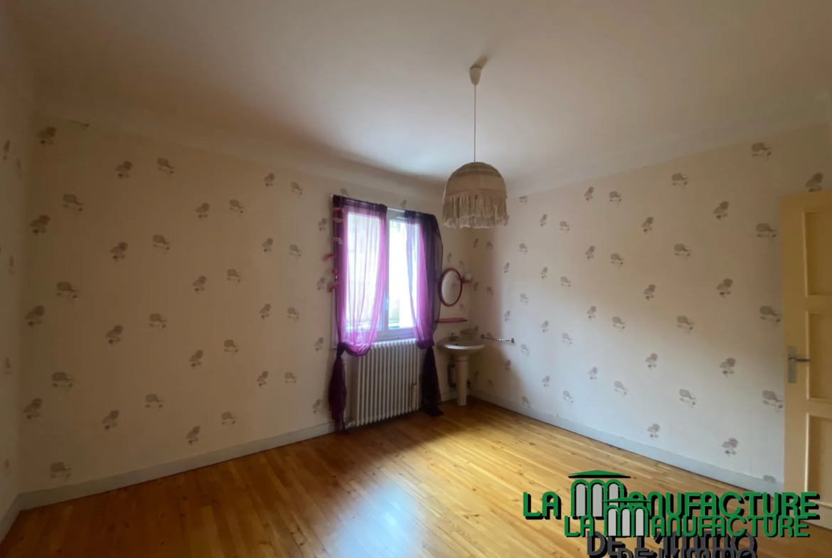 Appartement F6 avec balcon sur la place Fourneyron à Saint-Étienne 