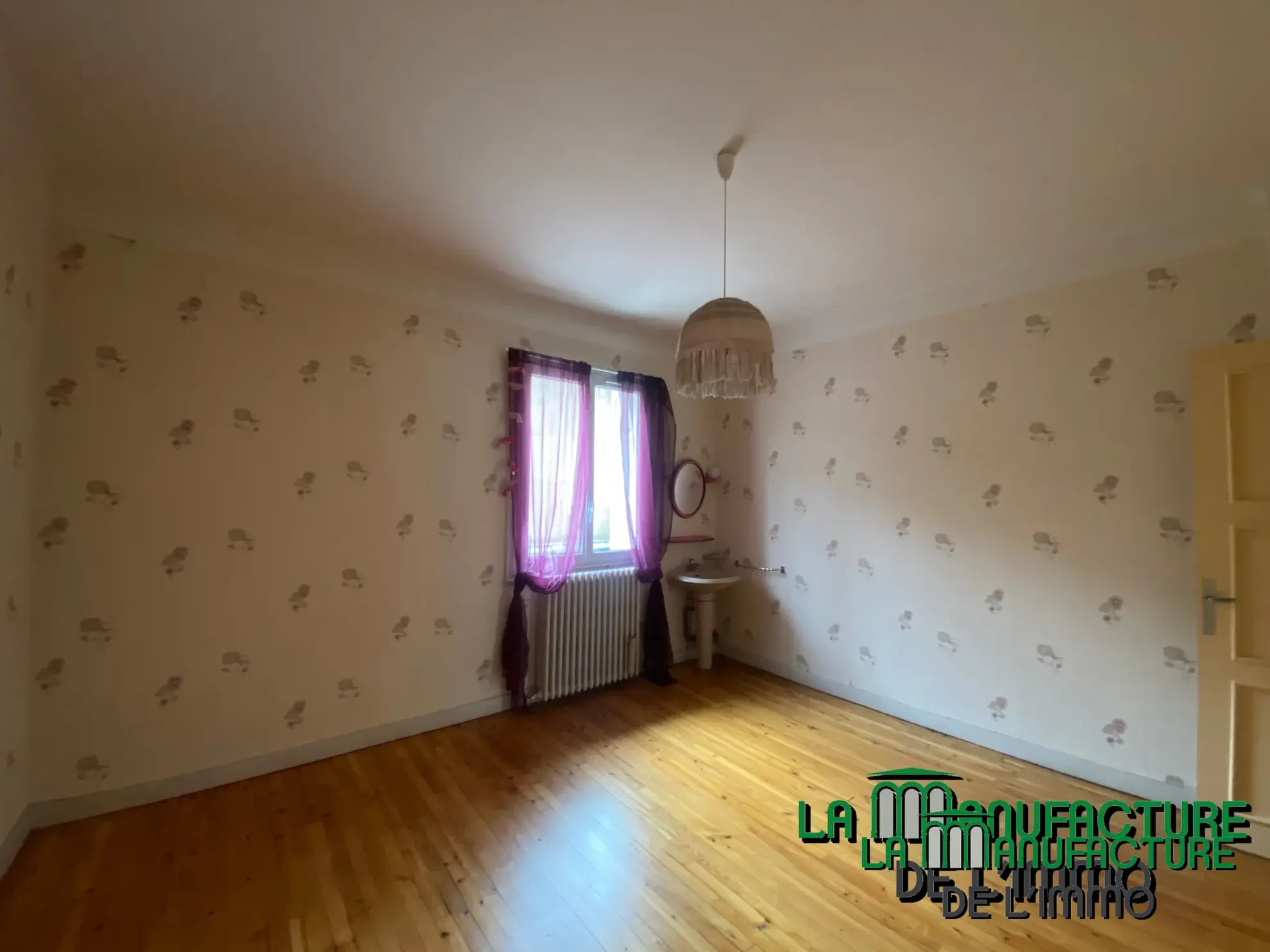 Appartement F6 avec balcon sur la place Fourneyron à Saint-Étienne 