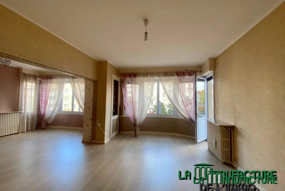 Appartement F6 avec balcon sur la place Fourneyron à Saint-Étienne 