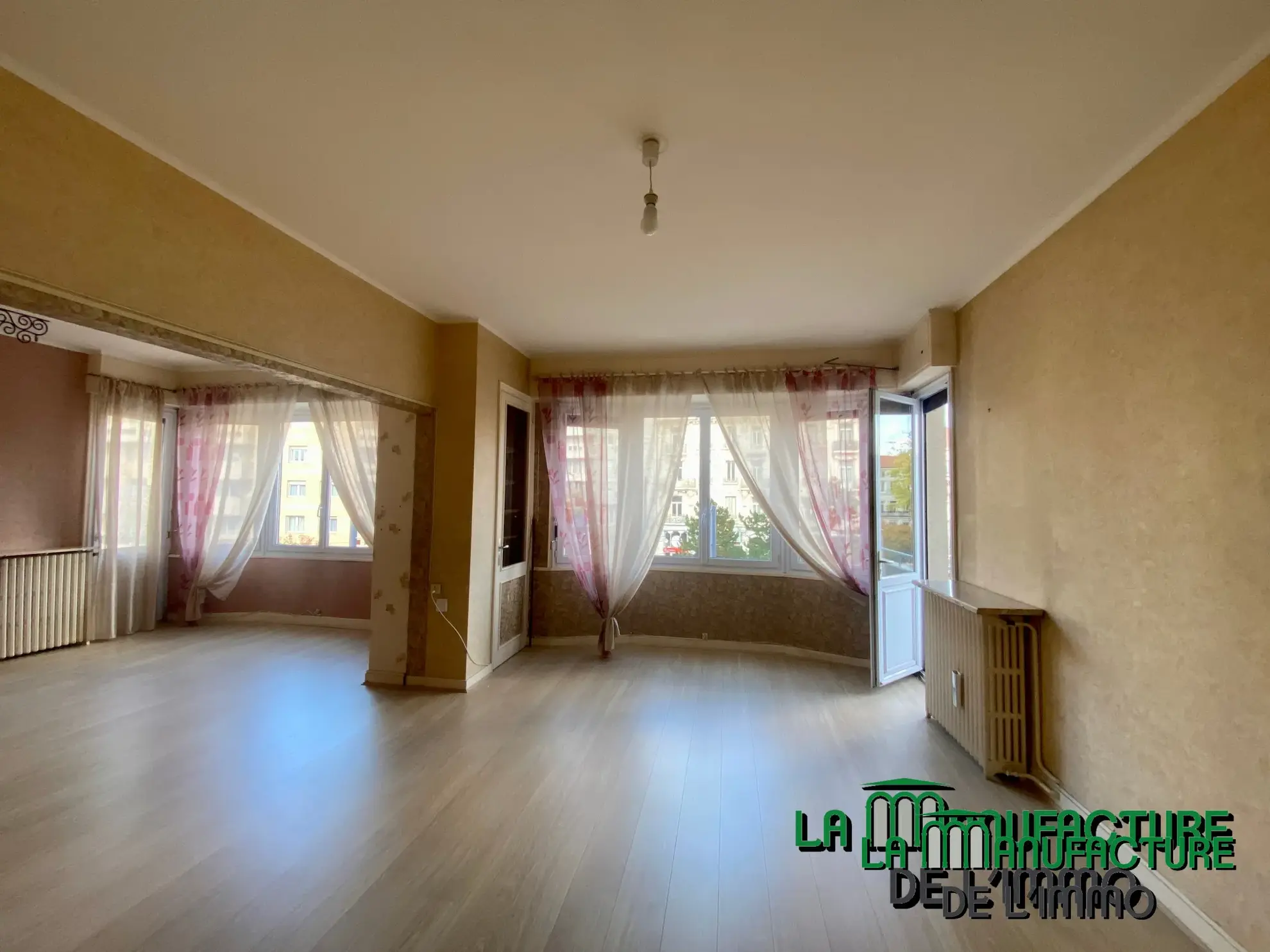 Appartement F6 avec balcon sur la place Fourneyron à Saint-Étienne 