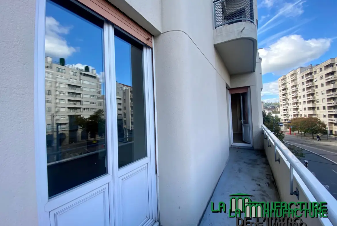 Appartement F6 avec balcon sur la place Fourneyron à Saint-Étienne 
