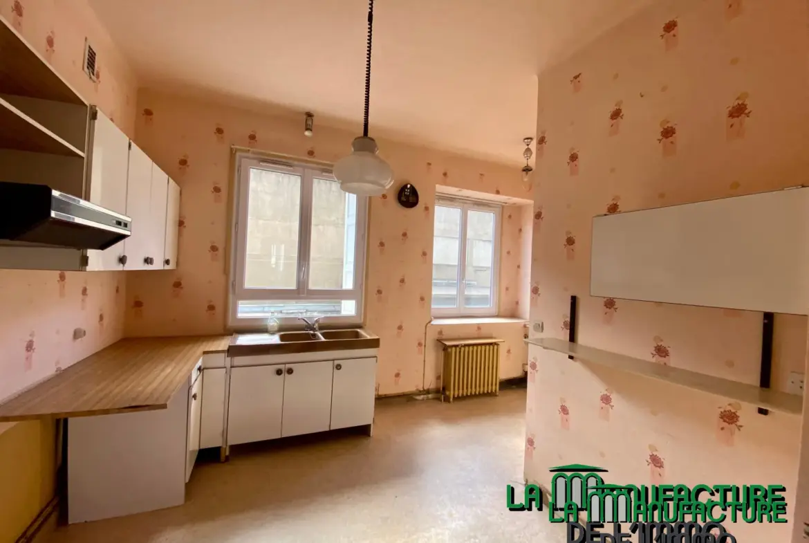 Appartement F6 avec balcon sur la place Fourneyron à Saint-Étienne 