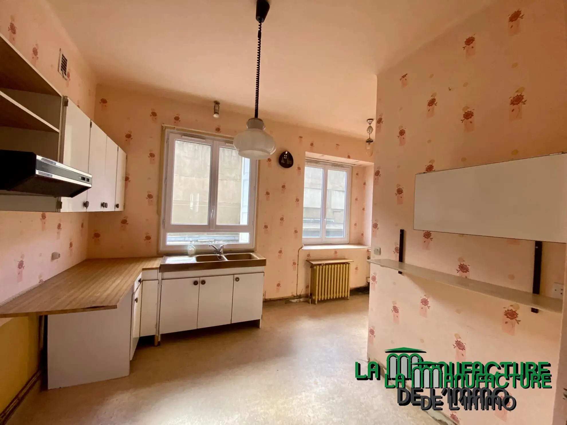 Appartement F6 avec balcon sur la place Fourneyron à Saint-Étienne 