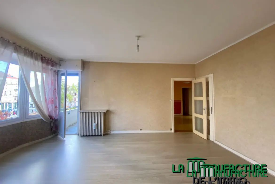 Appartement F6 avec balcon sur la place Fourneyron à Saint-Étienne 