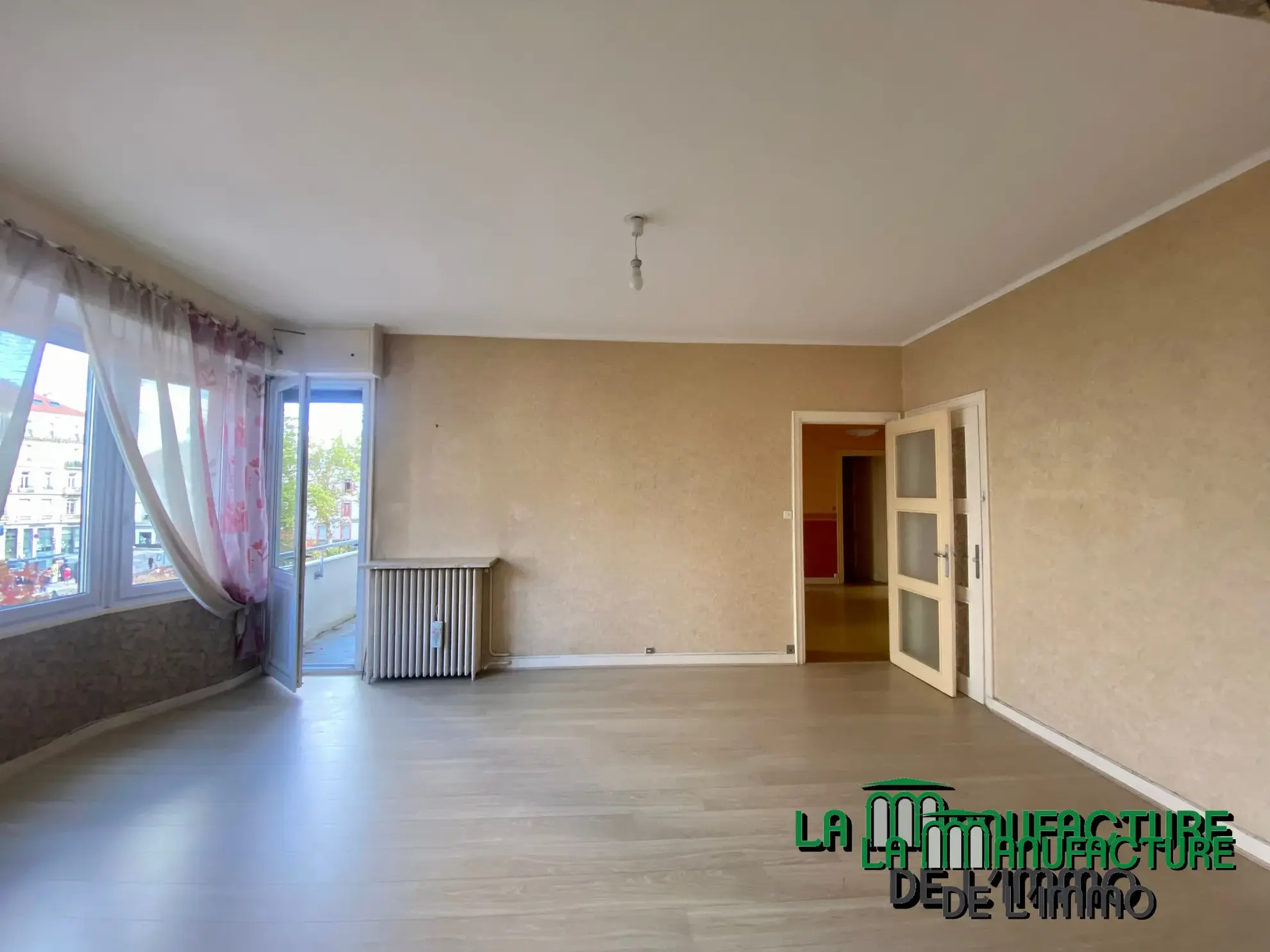 Appartement F6 avec balcon sur la place Fourneyron à Saint-Étienne 