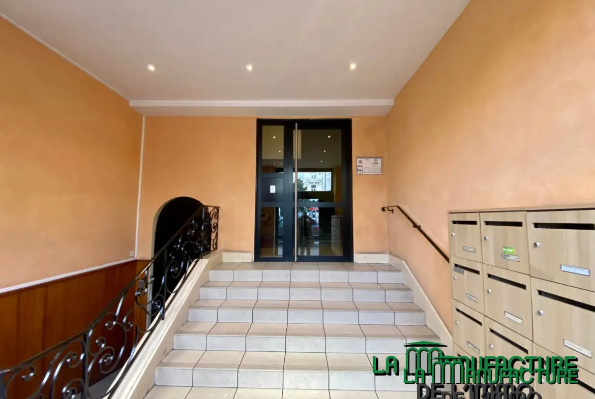Appartement F6 avec balcon sur la place Fourneyron à Saint-Étienne 