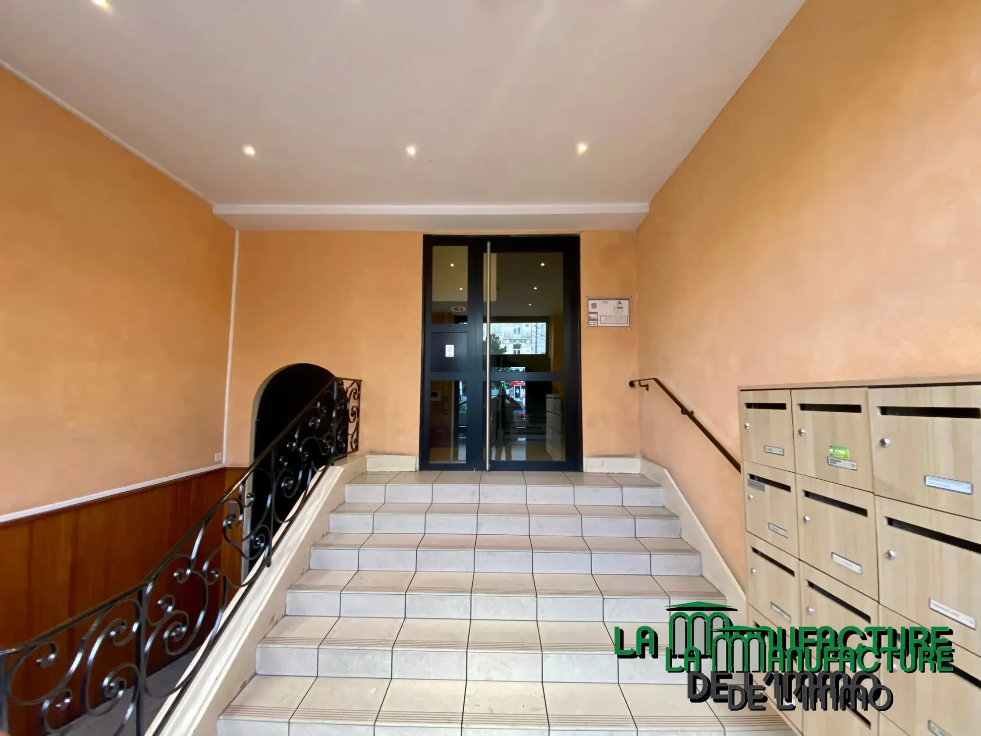 Appartement F6 avec balcon sur la place Fourneyron à Saint-Étienne 