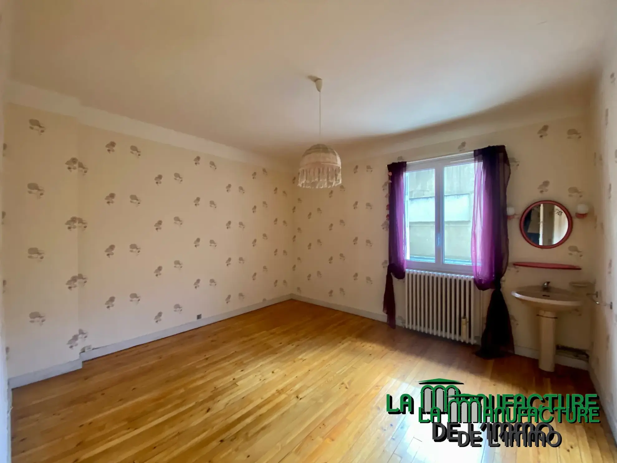 Appartement F6 avec balcon sur la place Fourneyron à Saint-Étienne 