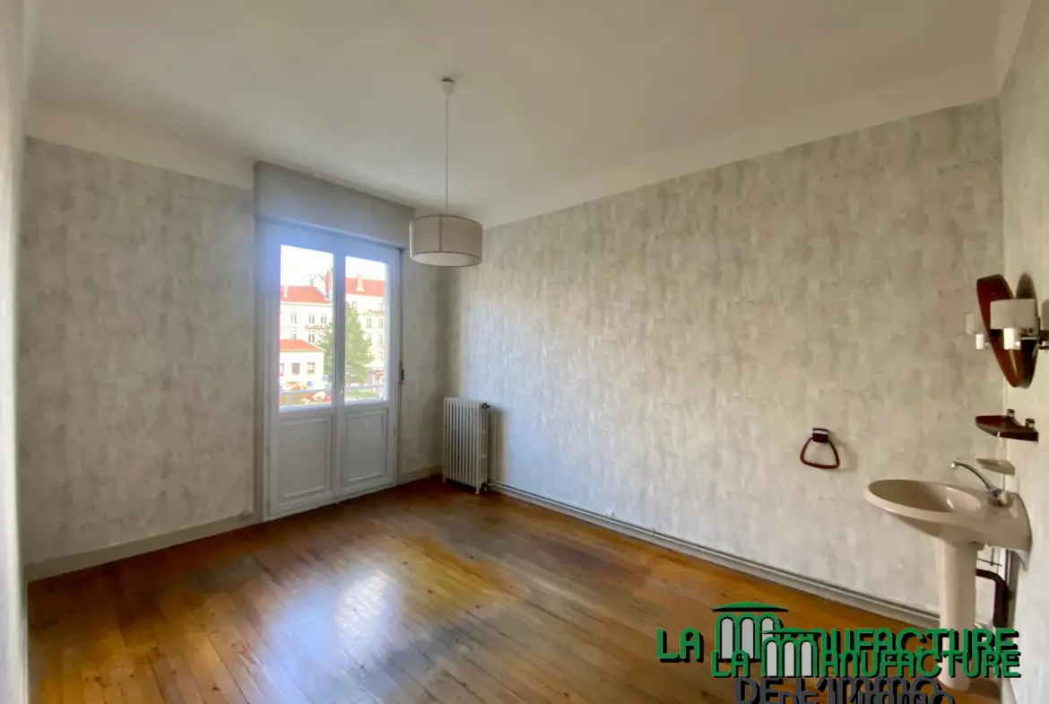 Appartement F6 avec balcon sur la place Fourneyron à Saint-Étienne 