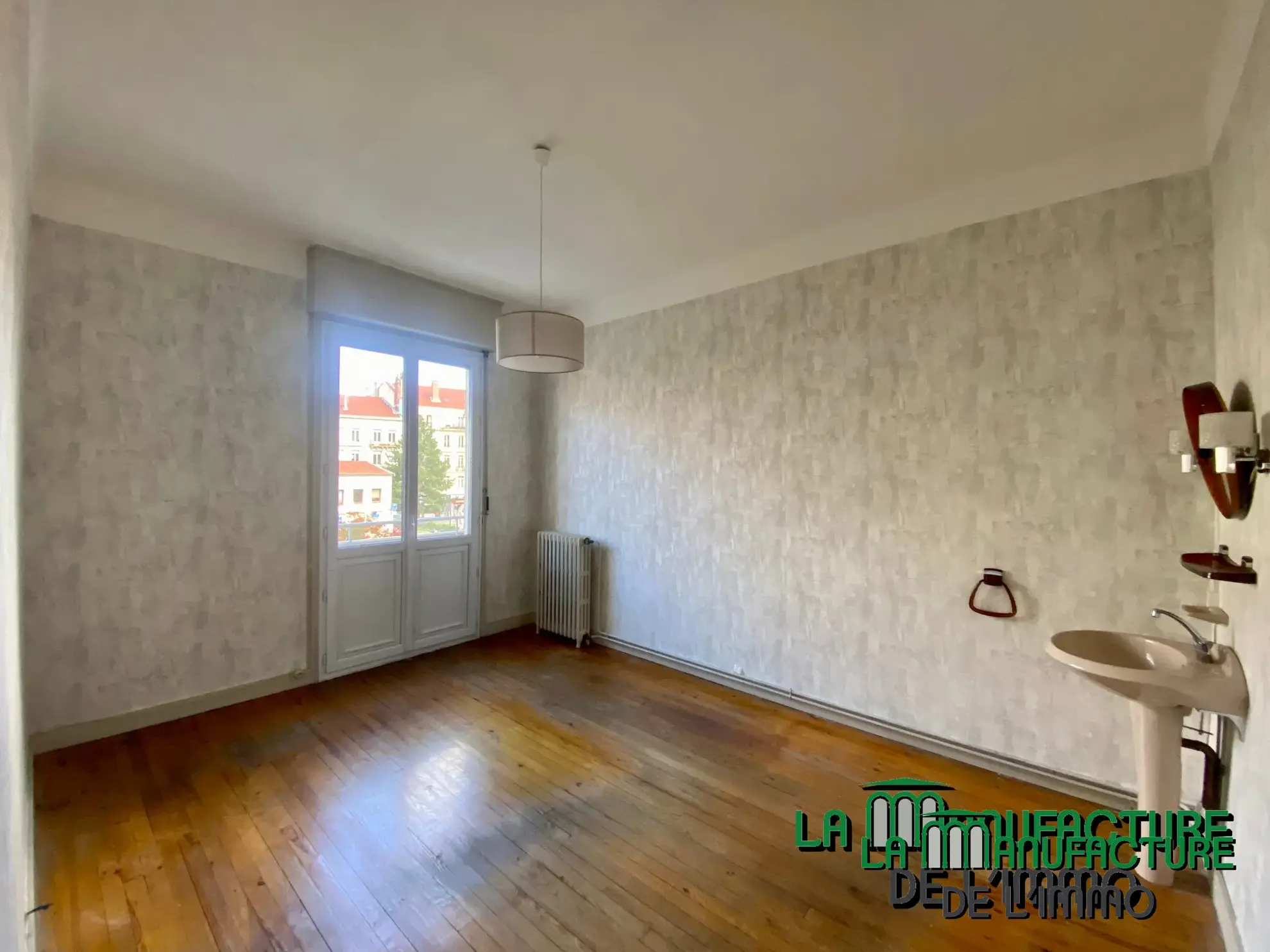 Appartement F6 avec balcon sur la place Fourneyron à Saint-Étienne 