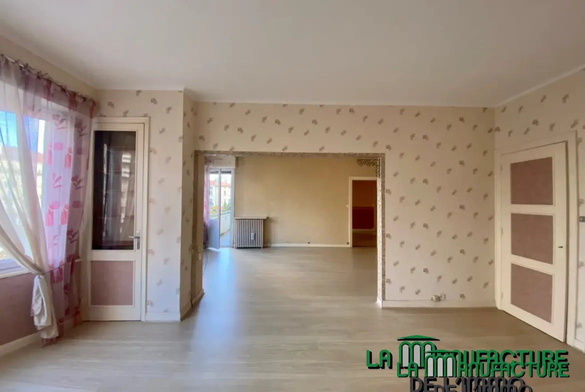 Appartement F6 avec balcon sur la place Fourneyron à Saint-Étienne 